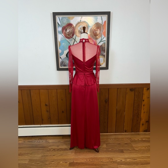 Stunning Vintage 1970s Union Made Red Satin & Lace Gown! - Picture 7 of 9